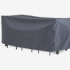 DUGG zaštitna navlaka za baštensku garnituru dimenzija 130x215 cm u sivoj boji, postavljena preko stola i stolica.
