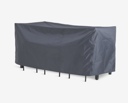 DUGG zaštitna navlaka za baštensku garnituru dimenzija 130x215 cm u sivoj boji, postavljena preko stola i stolica.